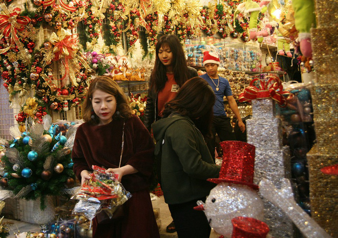 Thị trường đồ trang trí Noel: Xuất hiện nhiều món khủng với giá tiền triệu vẫn hút khách